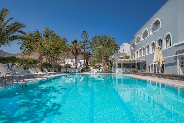 Outdoor pool, sun loungers