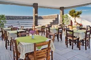 Petit-déjeuner servi sur place, vue sur le jardin 