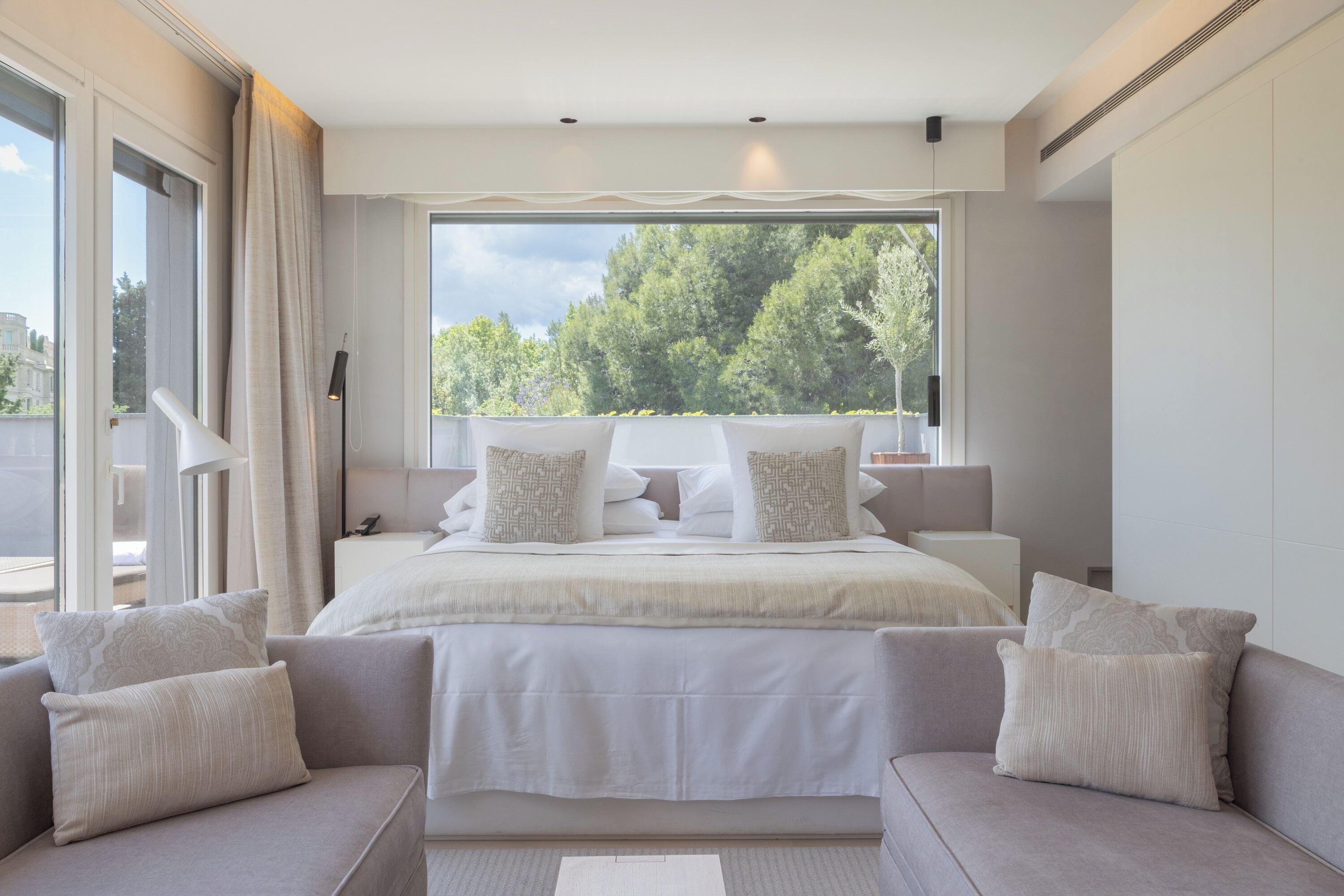 Penthouse | Luxe beddengoed, donzen dekbedden, pillowtop-bedden, een minibar