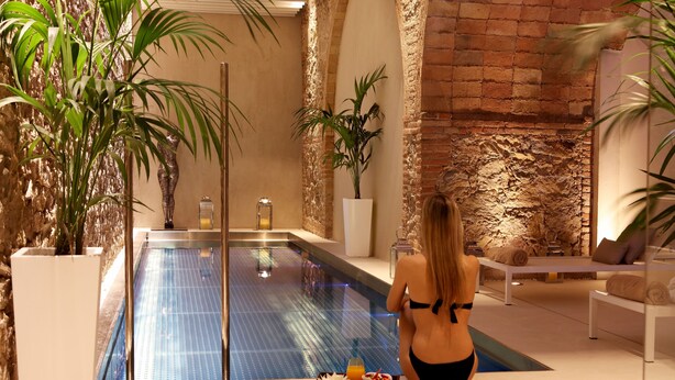 A spa area with a pool, seating, and plants. - ABaC Hotel Boutique 5 GL (Barcelona)