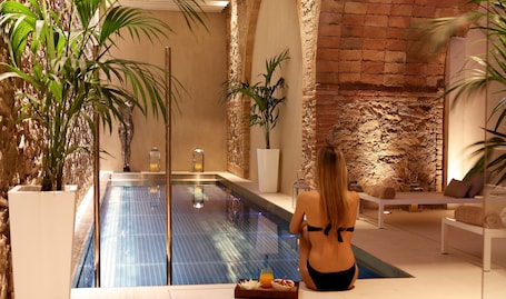 Un sauna, una bañera de hidromasaje, baño turco, baño turco/hammam