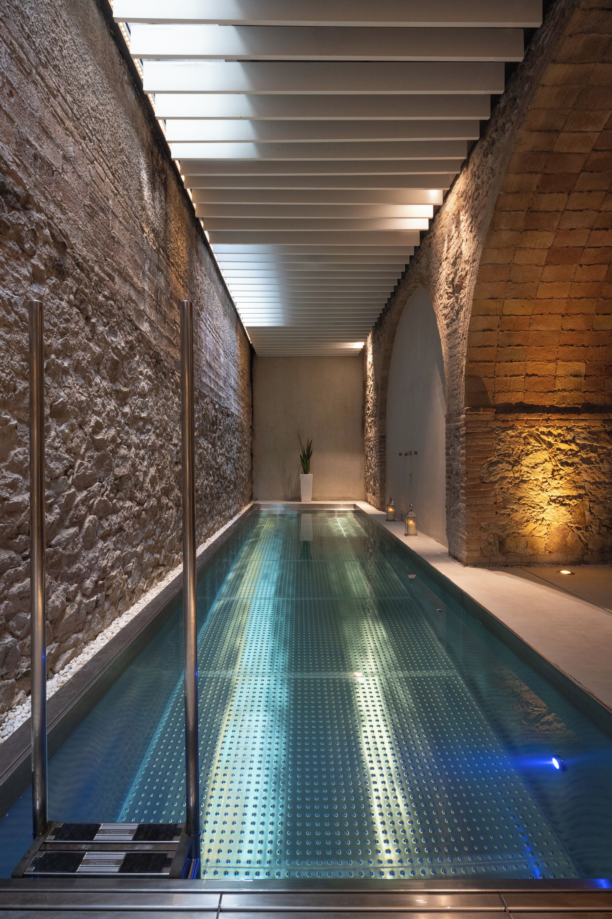 Piscina interna, espreguiçadeiras