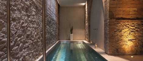 Piscine couverte, chaises longues