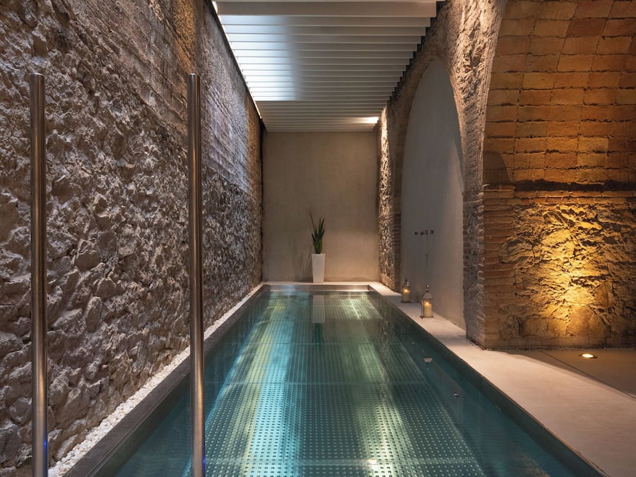 Sisäuima-allas, aurinkotuoleja