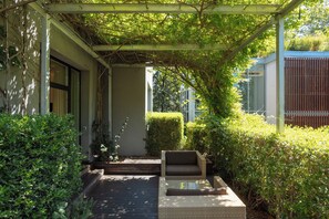 Habitación Confort, terraza | Ropa de cama de alta calidad y edredones de plumas