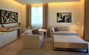 Hochwertige Bettwaren, Daunenbettdecken, Pillowtop-Betten, Minibar