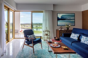 Suite – president, 1 soverom, terrasse (Jacuzzi) | Oppholdsområde | En 32-tommers Flatskjerm-TV med Parabol-TV samt filmkjøp