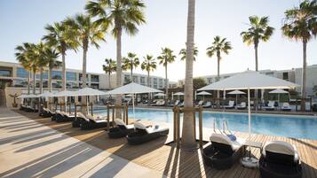 Indoor pool, 2 outdoor pools, free cabanas, pool umbrellas