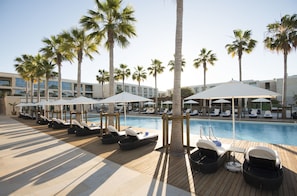 Indoor pool, 2 outdoor pools, free cabanas, pool umbrellas