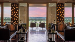 Amplio salón con balcón y vistas a un paisaje pintoresco.