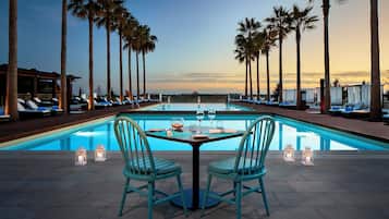 4 restaurantes, com serviço de almoço e jantar; culinária asiática