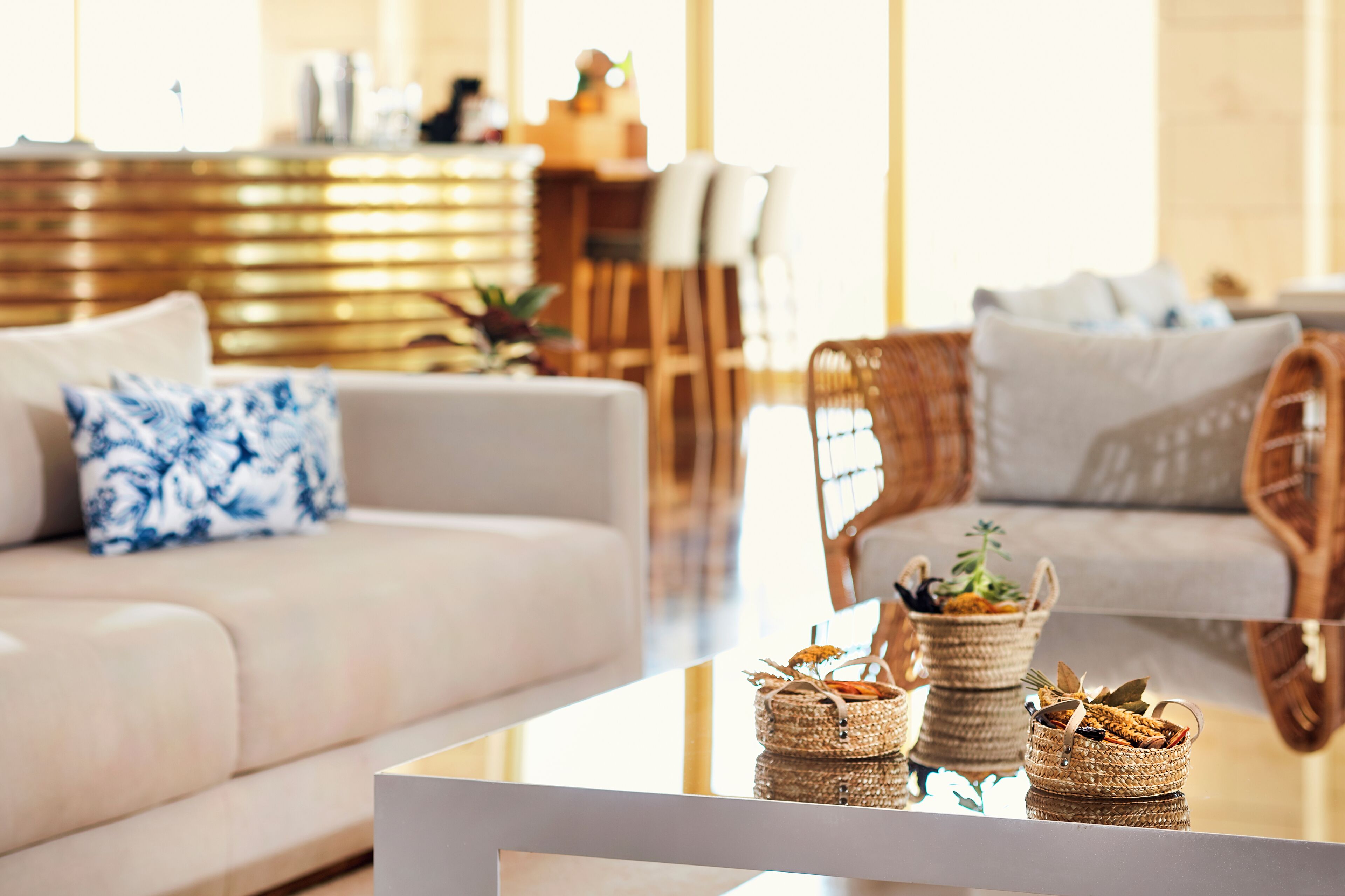 3 bars/lounges, cocktail bar