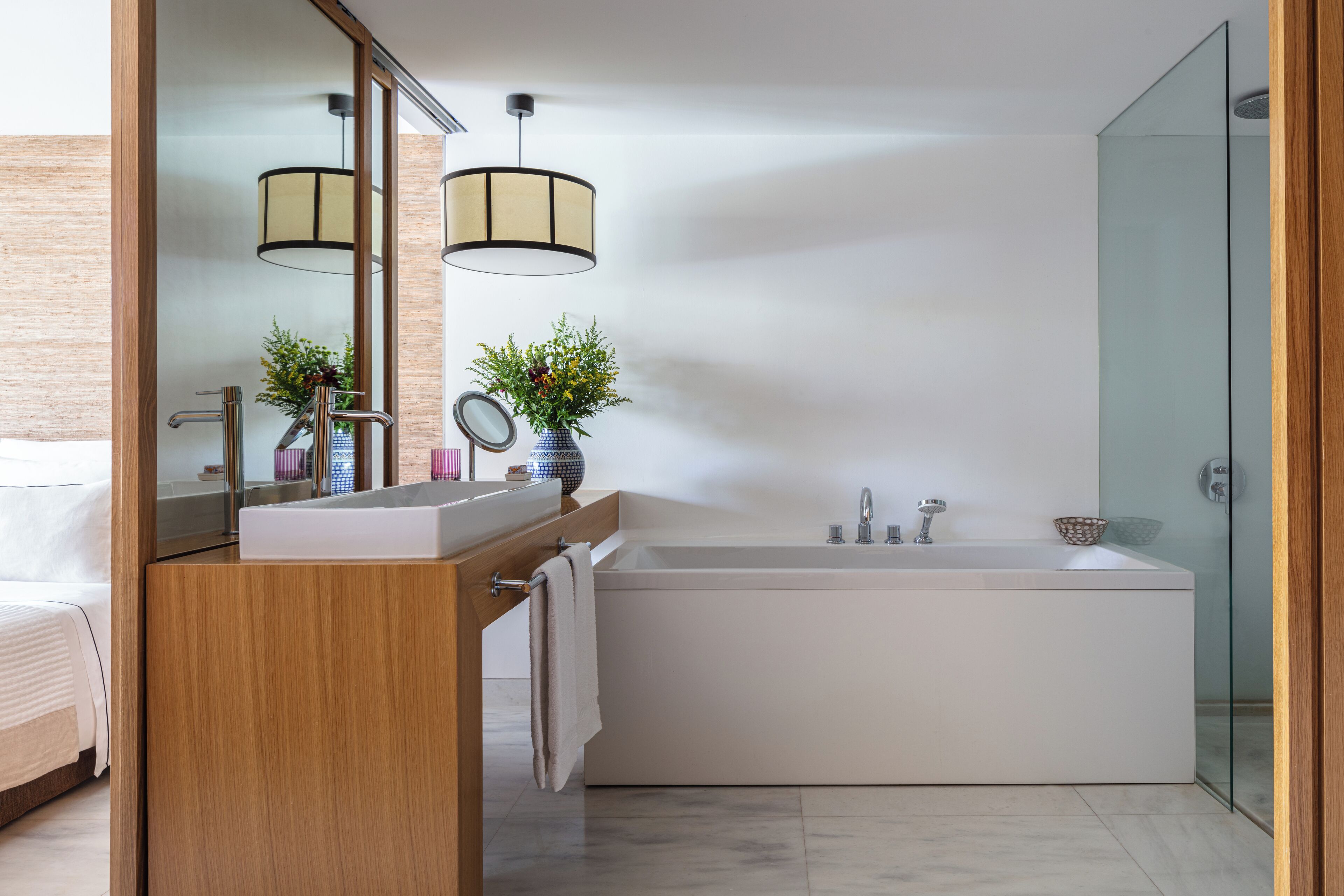 separate bathtub and shower, rainfall showerhead, free toiletries