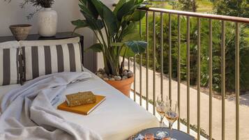 Suite, 1 slaapkamer, balkon, uitzicht op zwembad (Palms) | Balkon