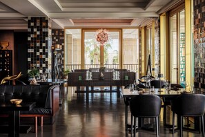 Hi ha 4 restaurants i s'hi serveixen dinars; plats de cuina asiàtica 