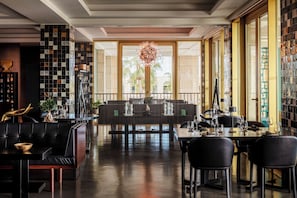 4 restaurantes; se sirve almuerzo y cena; cocina asiática