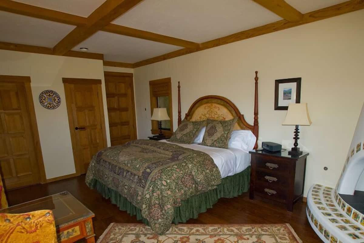 Luxe cottage, 1 kingsize bed | Luxe beddengoed, een bureau, een strijkplank/strijkijzer, gratis wifi
