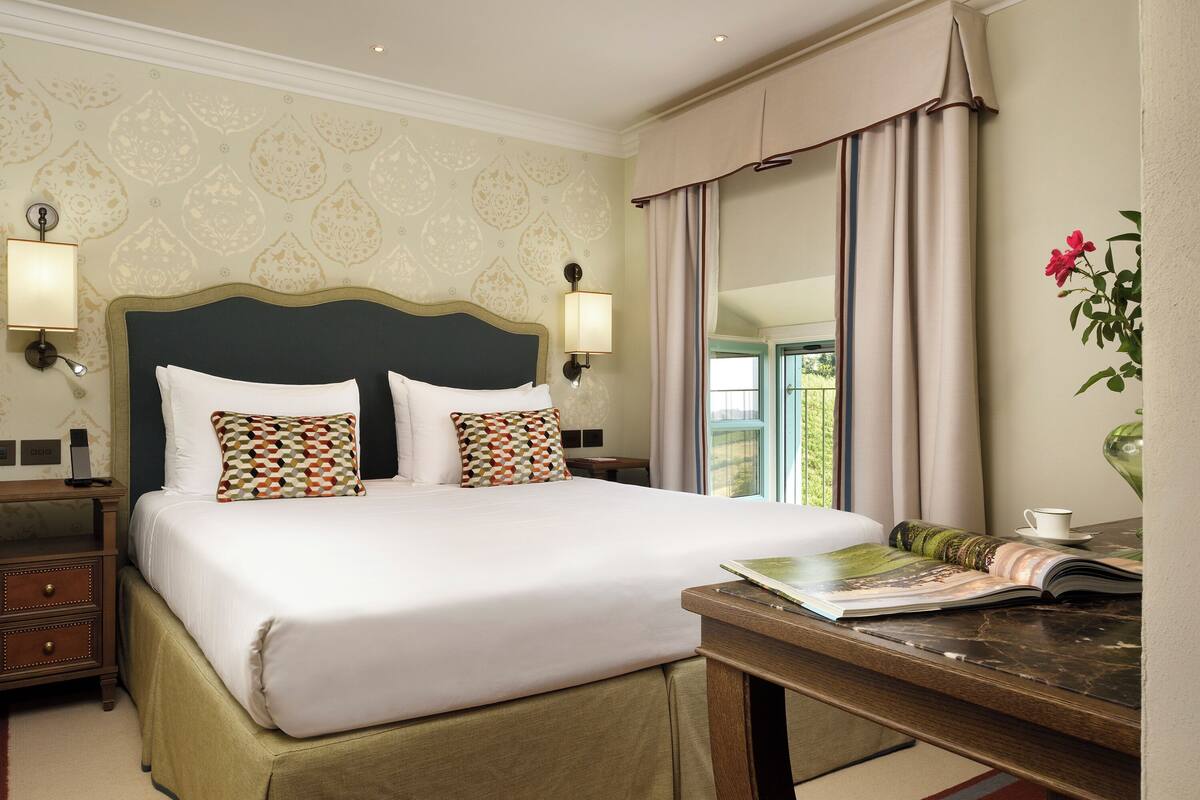 Chambre classique double ou avec lits jumeaux | Literie de qualité, minibar, coffre-fort, bureau