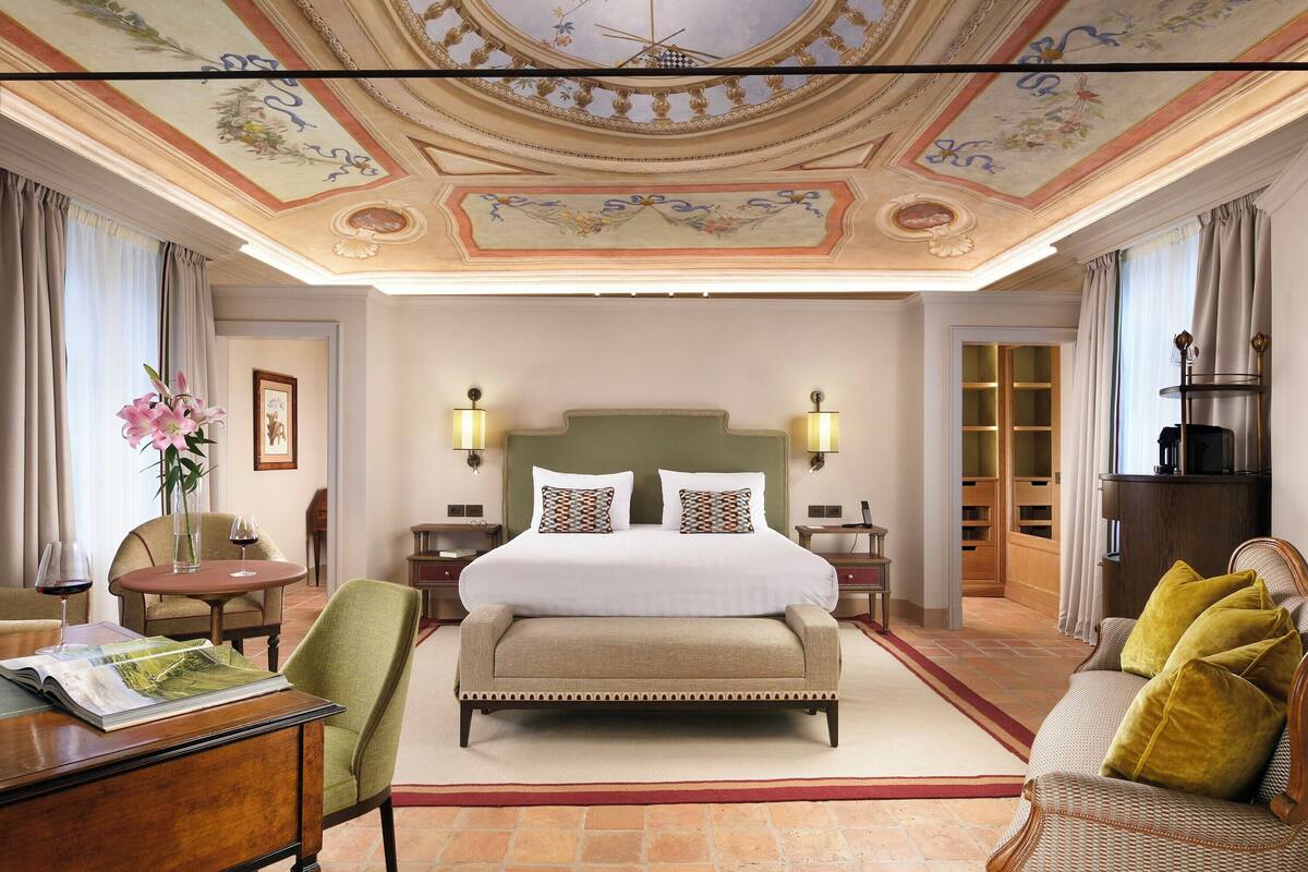 Suite (Sant'Uffizio) | Literie de qualité, minibar, coffre-fort, bureau