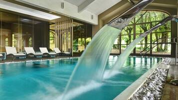 Salas de tratamiento para parejas, un sauna, una bañera de hidromasaje