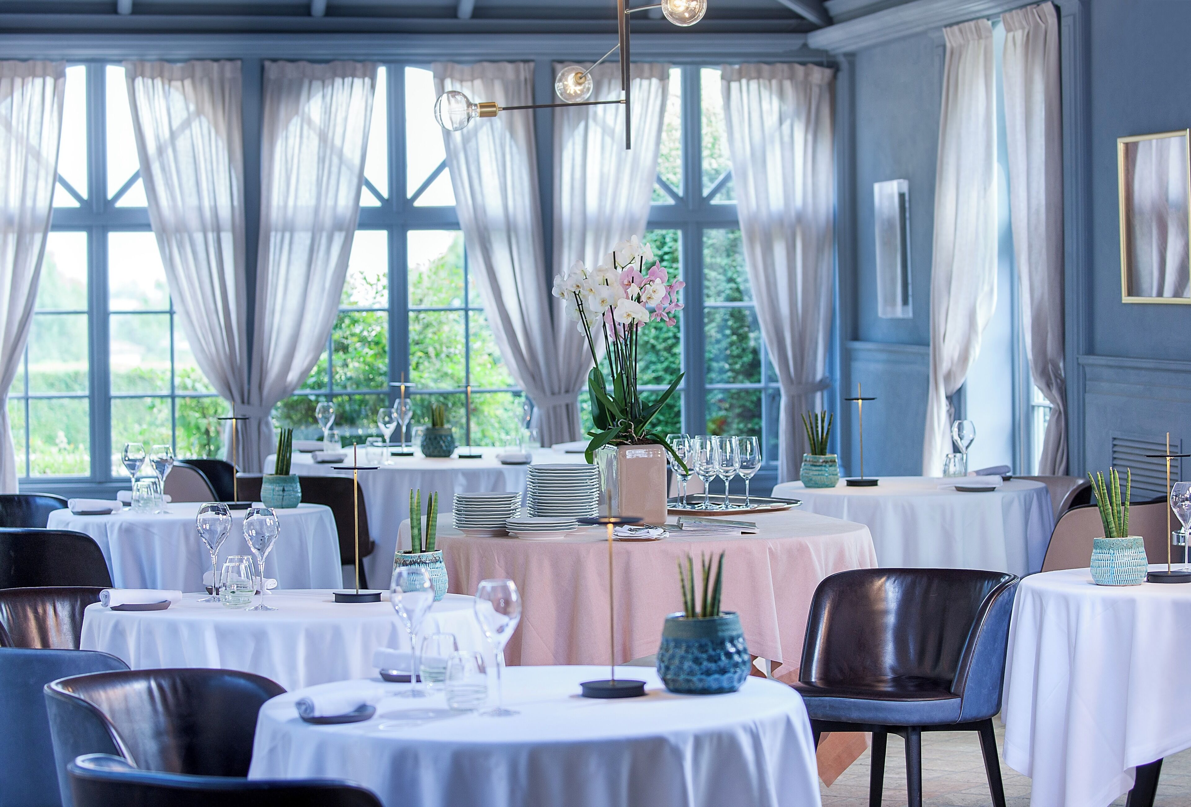 2 restaurants servant le déjeuner et le dîner