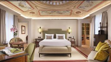 Suite (Sant'Uffizio) | Ropa de cama de alta calidad, minibar, caja fuerte y escritorio
