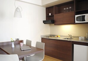 Kühlschrank, Mikrowelle, Kochgeschirr/Geschirr/Besteck