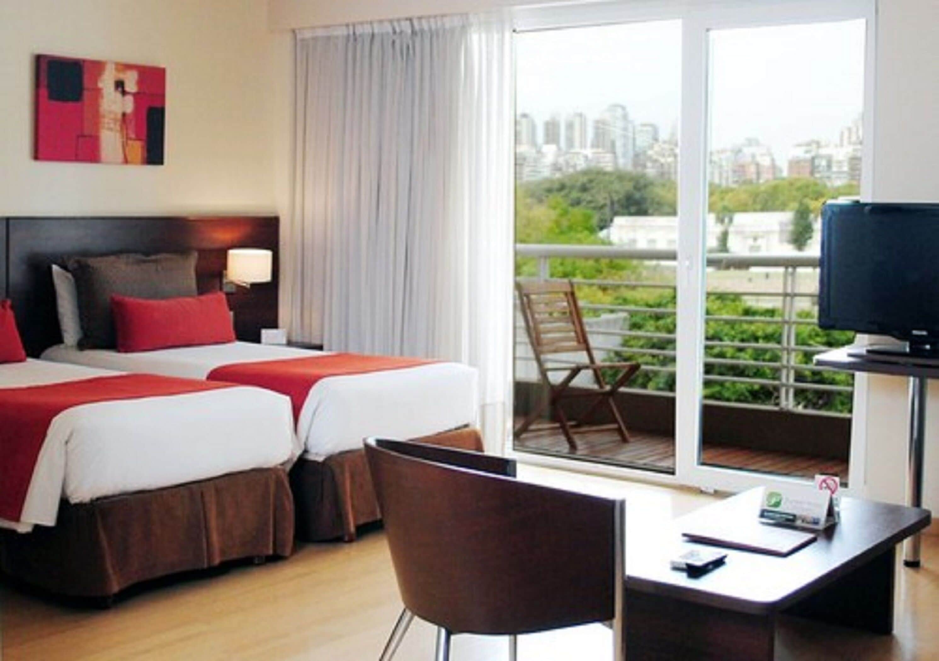 高档床上用品、记忆海绵床垫、迷你吧、客房内保险箱