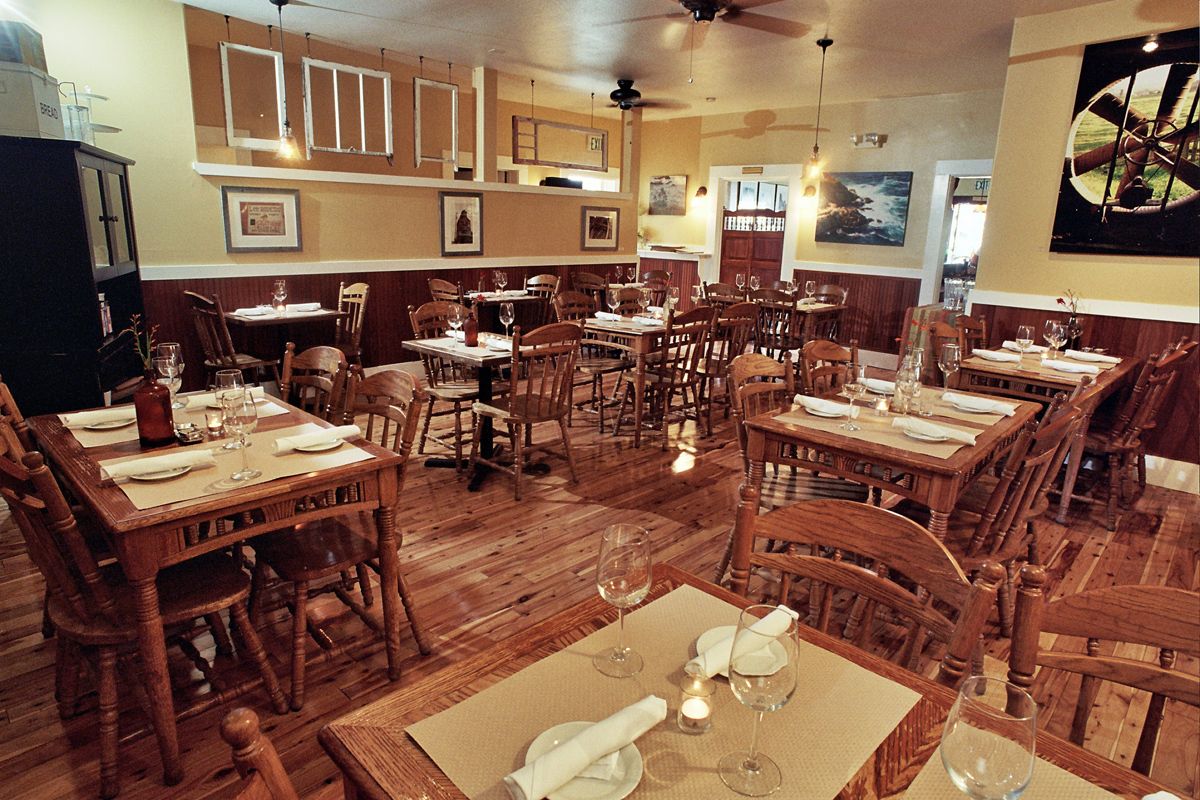 Dinner, brunch served; southern cuisine, alfresco dining 