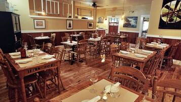 Dinner, brunch served; southern cuisine, alfresco dining