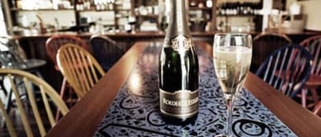 Se sirven cenas, brunch y cocina del sur de EUA con mesas al aire libre