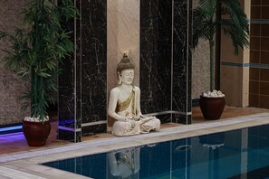 Kolam renang indoor, dengan kursi berjemur