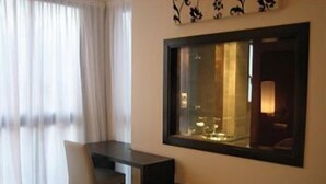 Escritorio, cortinas blackout y wifi gratis 