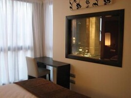 Escritorio, cortinas blackout y wifi gratis