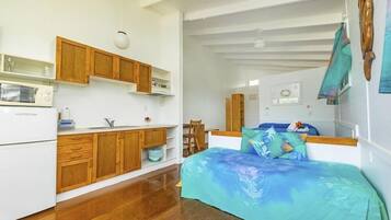 Deluxe Studio with Ocean View | In-room safe, desk, soundproofing, iron/ironing board