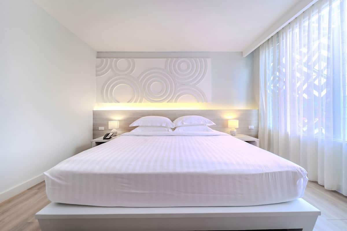 Ropa de cama de alta calidad, colchones Select Comfort y minibar 