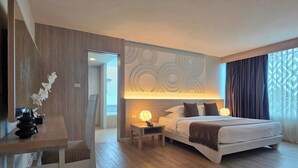 Ein modernes Hotelzimmer mit Bett, Nachttisch, Lampe und einer dekorativen Wandverkleidung.