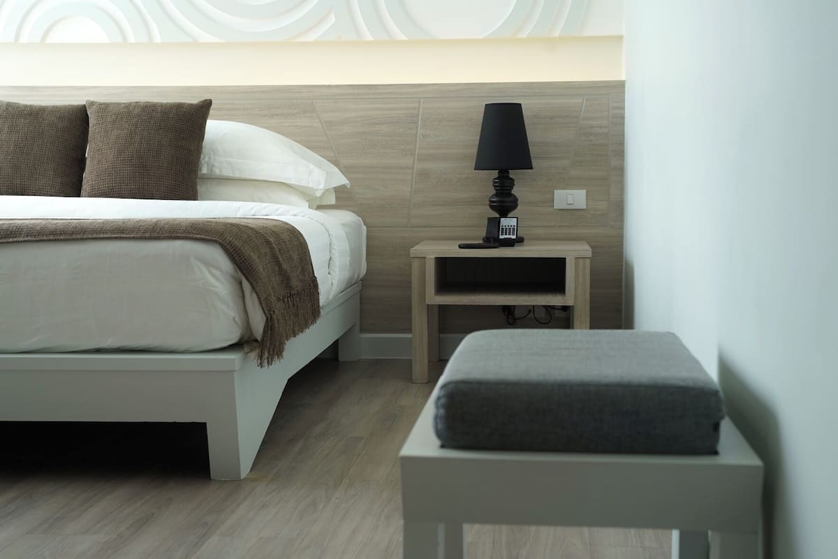 Ropa de cama de alta calidad, colchones Select Comfort y minibar 