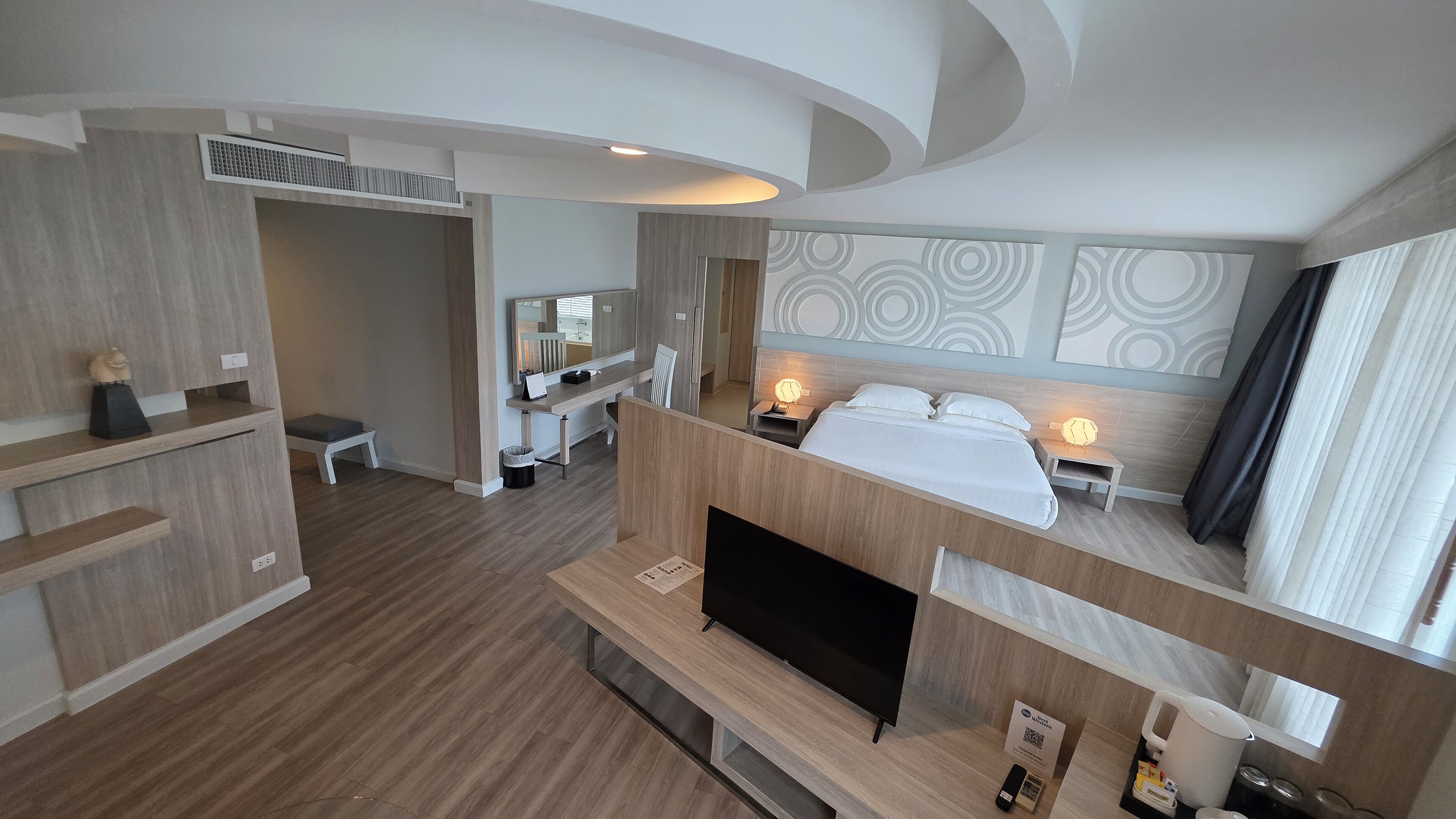 スイート キングベッド 1 台 禁煙 シティビュー | 高級寝具、セレクト コンフォート製ベッド、ミニバー、セーフティボックス (室内)