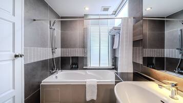 Vòi sen/bồn tắm kết hợp, đồ dùng nhà tắm miễn phí, máy sấy tóc