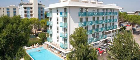 Piscine extérieure, chaises longues