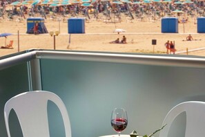 أغطية فراش متميزة وميني بار وخزنة داخل الغرفة ومكتب