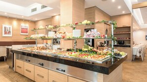 بوفيه فطور مجانًا يوميًا