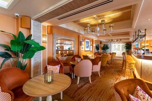 Breakfast, lunch, dinner served; British cuisine, beach views  - Roslin Beach Hotel (Southend-on-Sea)