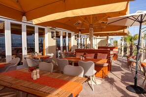 Breakfast, lunch, dinner served; British cuisine, beach views  - Roslin Beach Hotel (Southend-on-Sea)