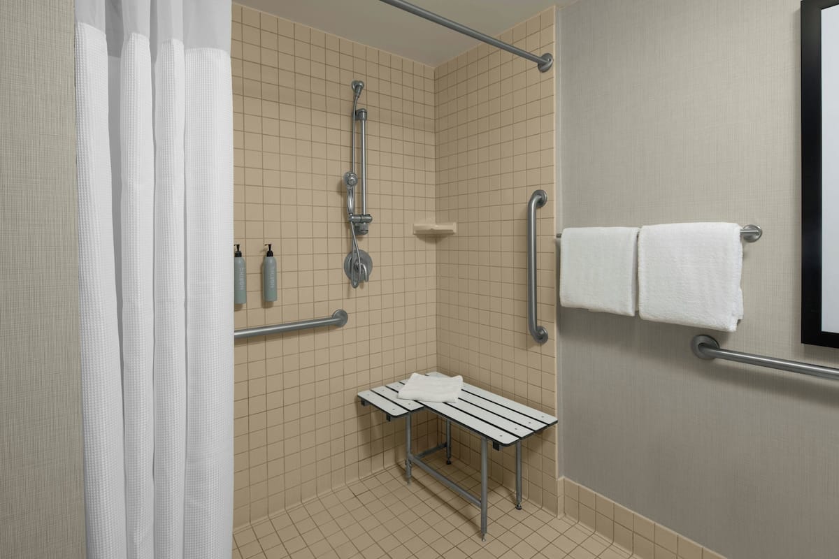 Bañera con ducha, artículos de tocador gratuitos, secador de pelo