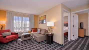 Biancheria da letto di alta qualità, una scrivania, tende oscuranti