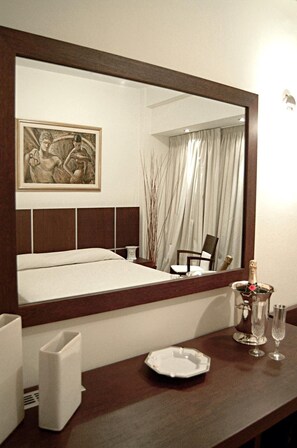 In-room safe, desk, blackout drapes, soundproofing - Blue Sea Hotel (Alimos)