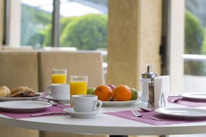 Petit déjeuner buffet (10 EUR par personne)