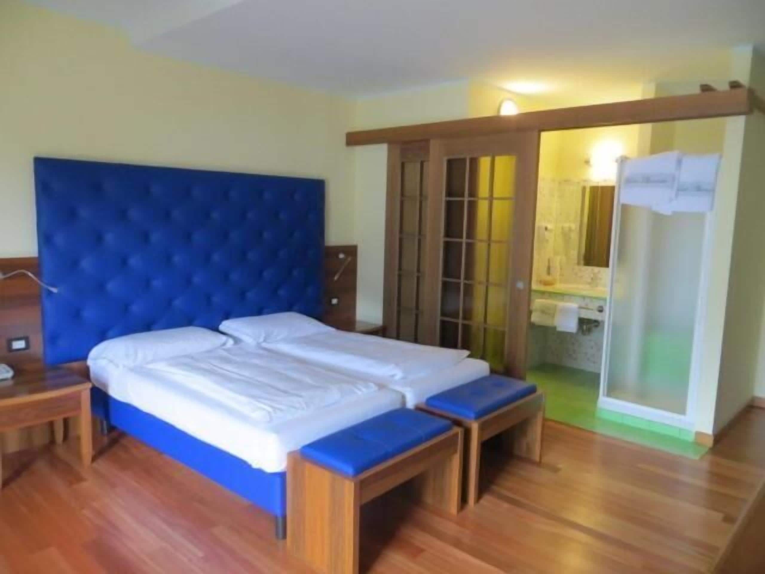 minibar, in-room safe, cots/infant beds, free wifi